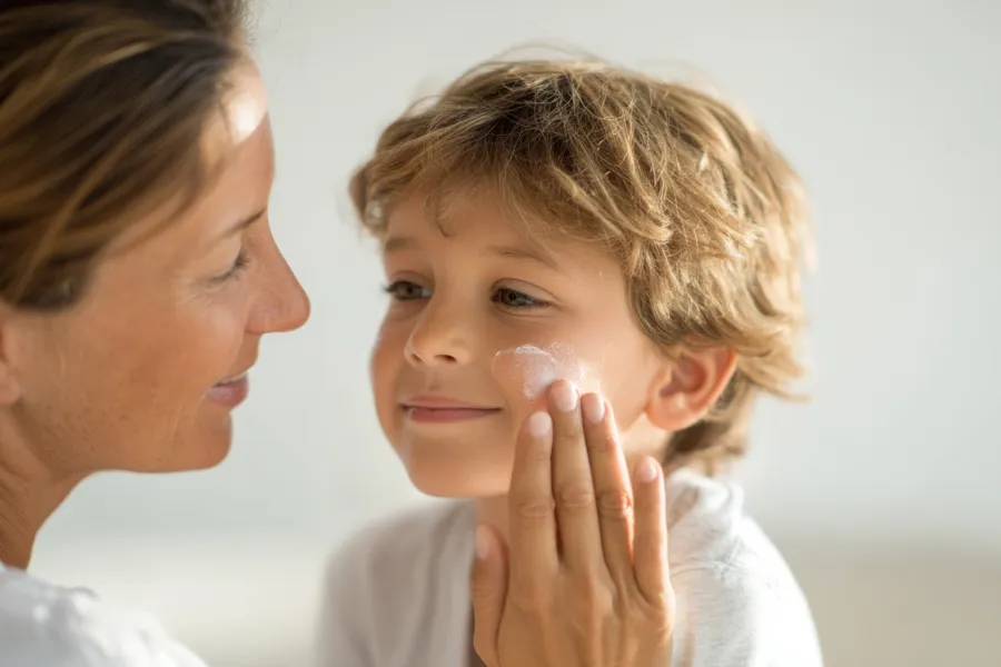 En person som holder et barns ansikt