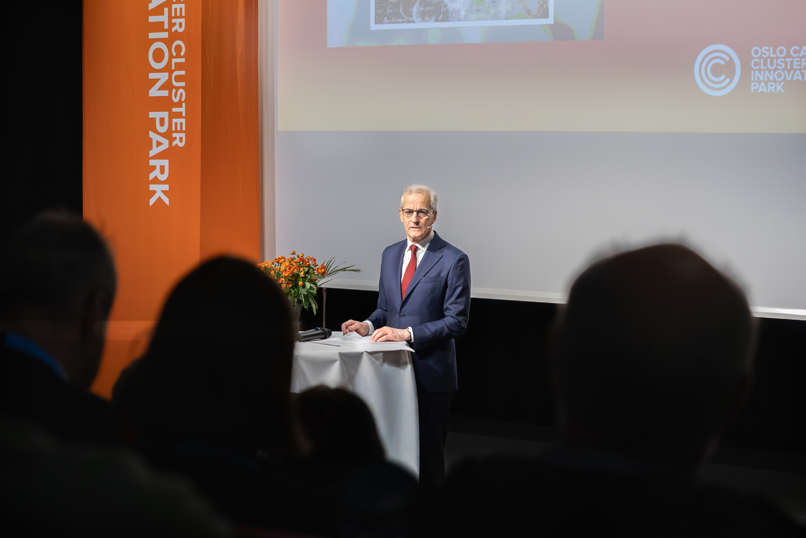 En mann som står ved en talerstol