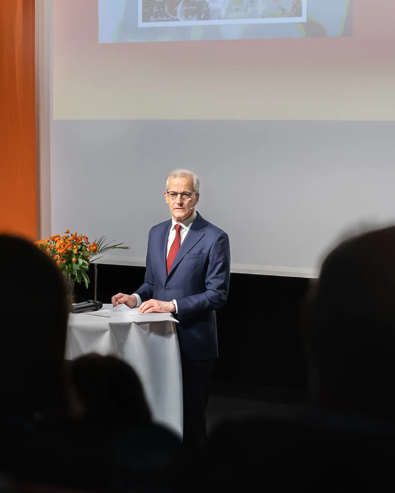 En mann som står ved en talerstol