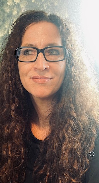 En person med langt hår og briller