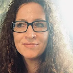 En person med langt hår og briller