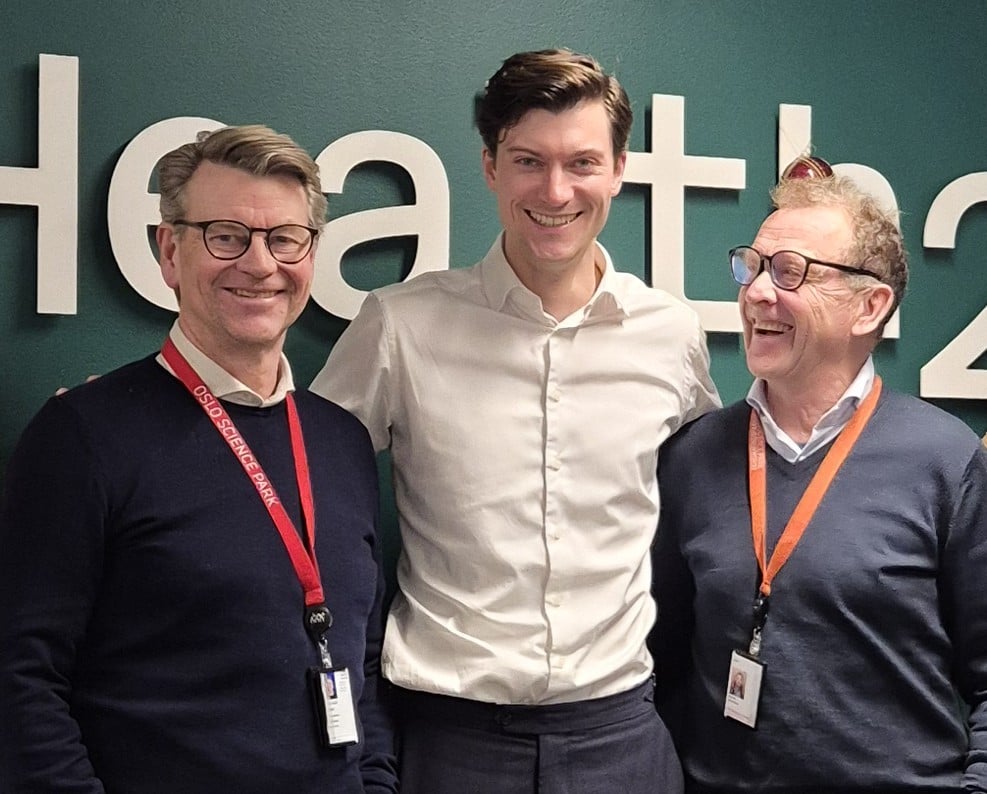 Odd Arild Lehne, Kjartan Klyve og Øyvind Skraastad står inntil hverandre og smiler.