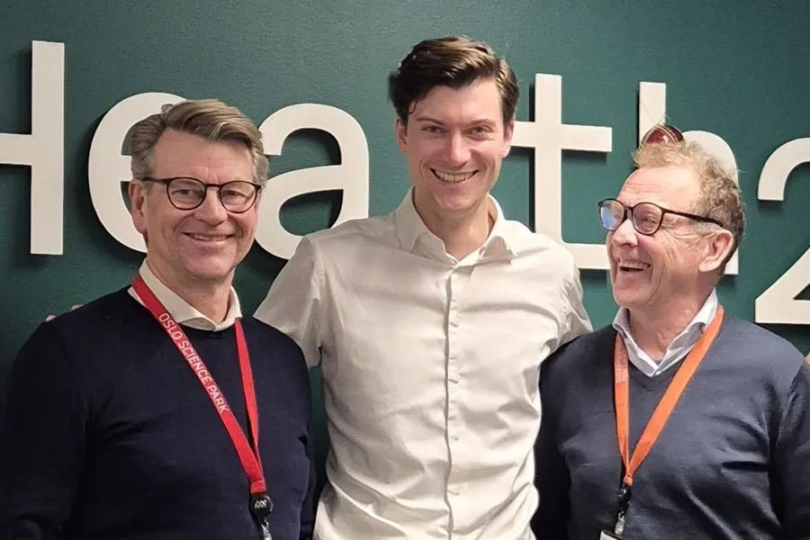 Odd Arild Lehne, Kjartan Klyve og Øyvind Skraastad står inntil hverandre og smiler.