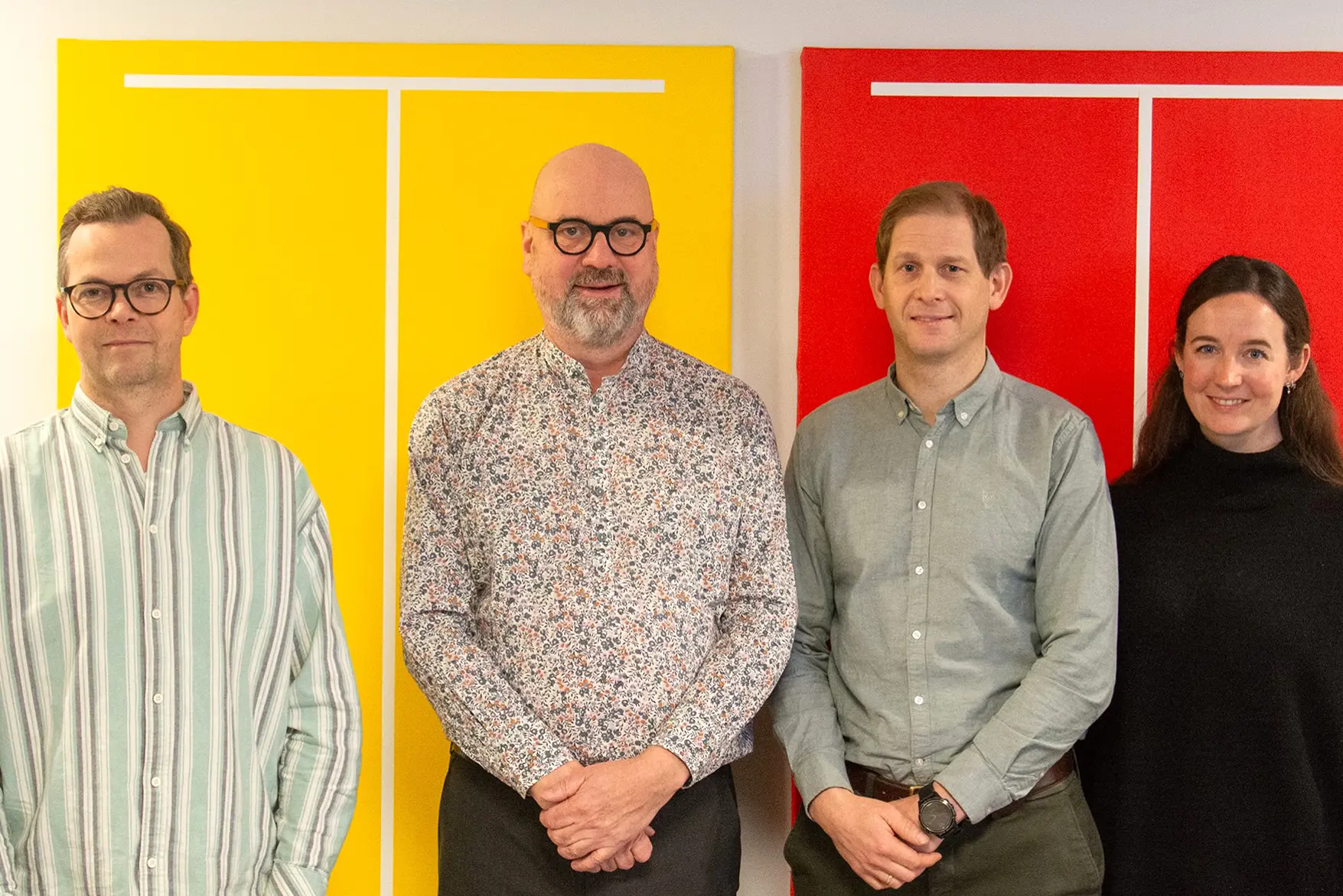 En gruppe mennesker som poserer for et bilde