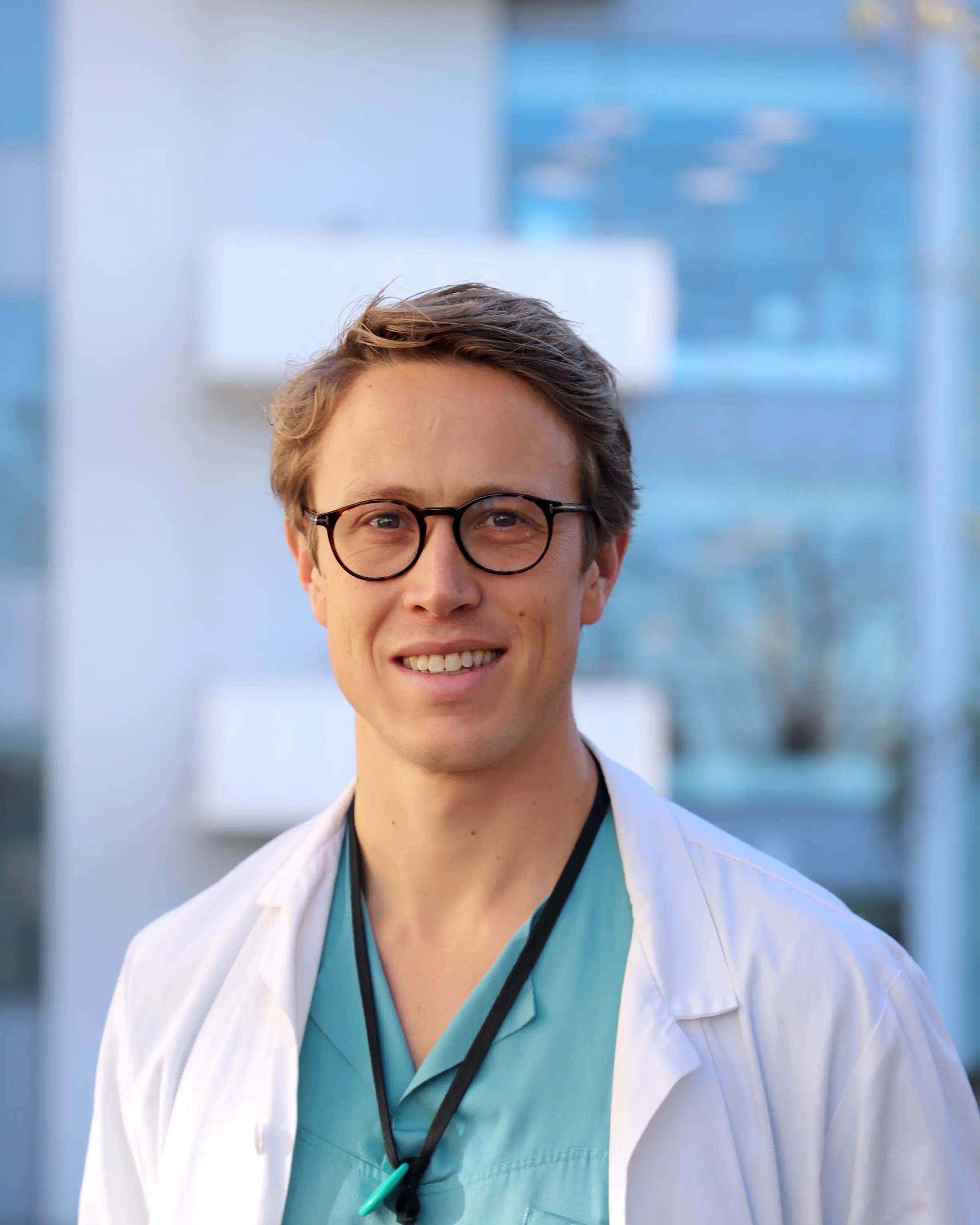 En person som bruker briller