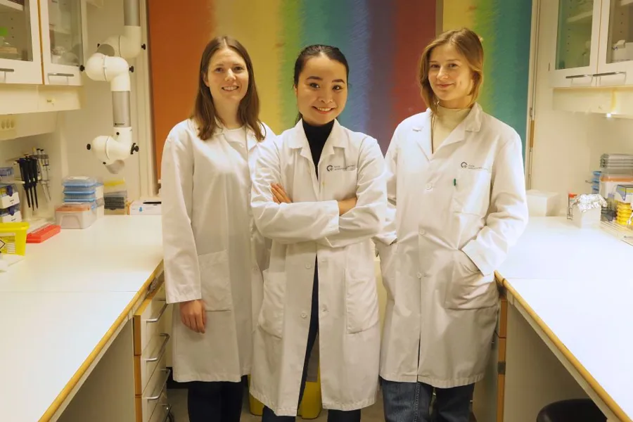 En gruppe mennesker i hvite labfrakker