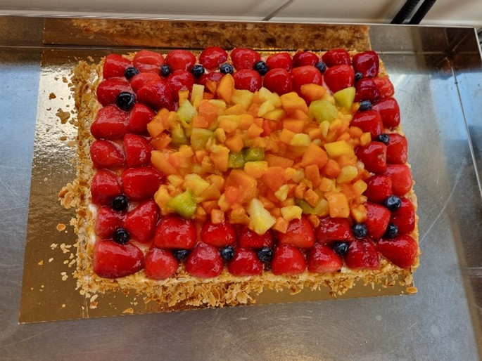 En kake med jordbær på toppen