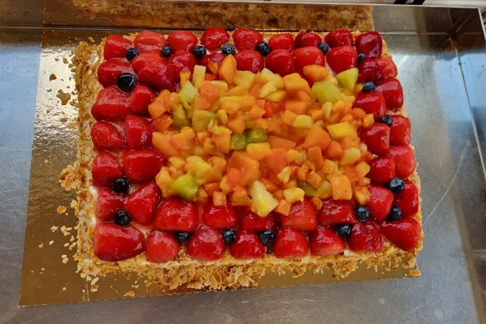 En kake med jordbær på toppen