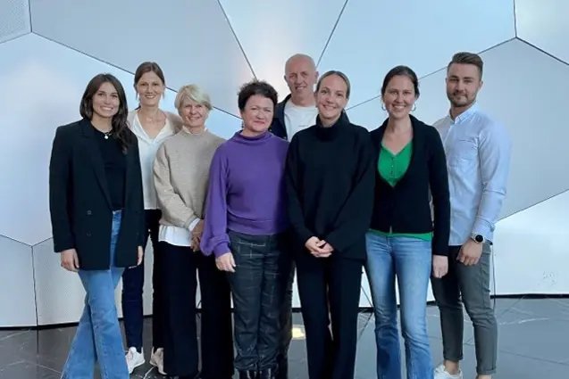 En gruppe mennesker som poserer for et bilde