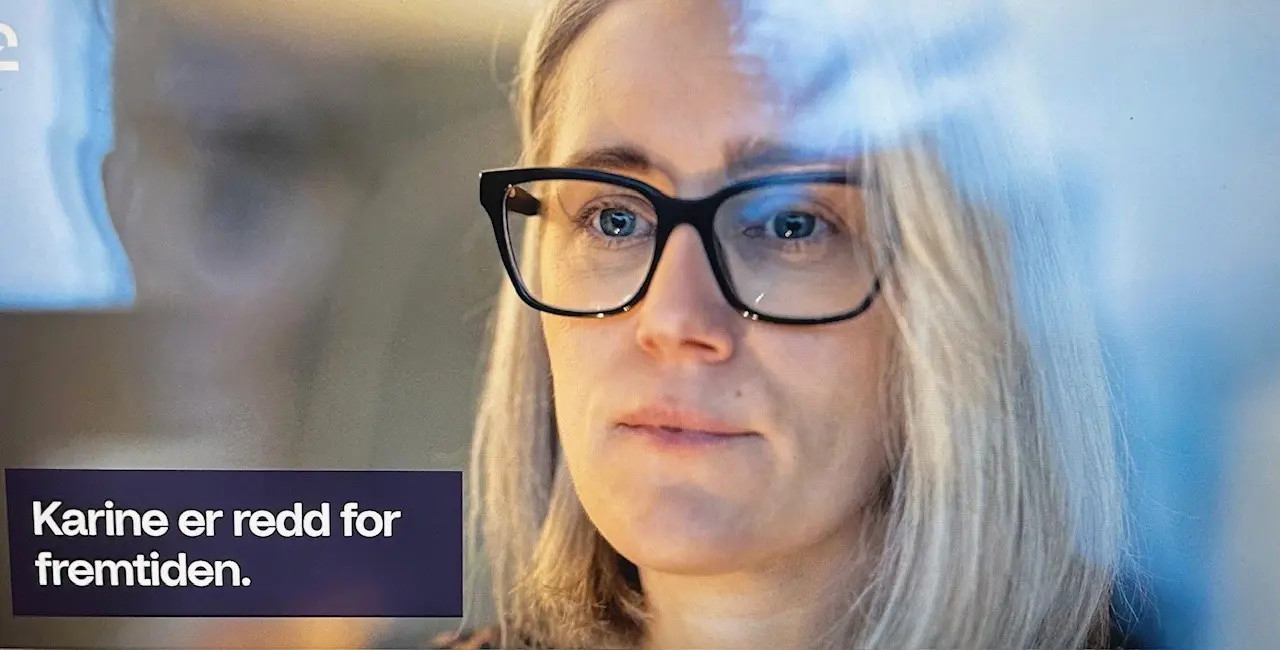 En kvinne som bruker briller