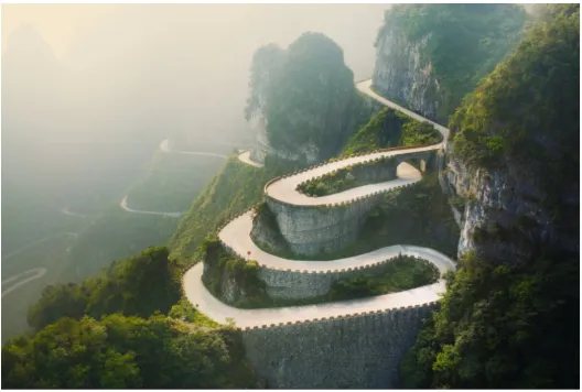 En stor steinstruktur omgitt av trær